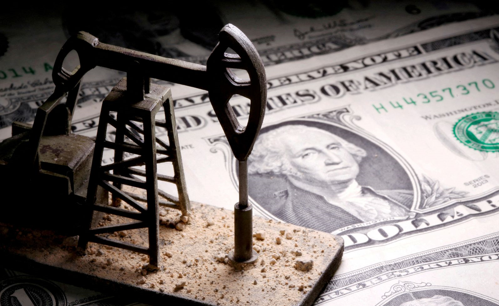 Tác động của Petrodollar đến hệ thống tiền tệ, chính trị và kinh tế trên thế giới.