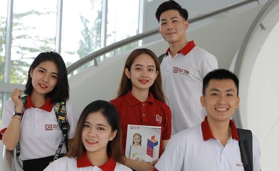 Sinh viên Đại học Duy Tân học tập ngoại khóa và tham dự Lễ tiếp nhận, trưng bày các hiện vật hiến tặng năm 2022 tại Bảo tàng Mỹ thuật Đà Nẵng